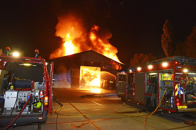 2017/172/20170828-05u12 GB 003 Zeer grote brand Raasdorperweg.jpg